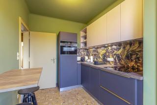 Stylish 2BR Apt with Balcony & Views near Center - 6