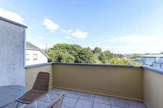 Stylish 2BR Apt with Balcony & Views near Center - 4