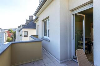 Stylish 2BR Apt with Balcony & Views near Center - 3