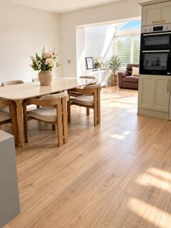 The Cosy Corner - Spacious 3-Bed Home with Parking - 9
