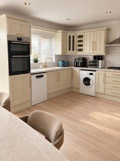 The Cosy Corner - Spacious 3-Bed Home with Parking - 6