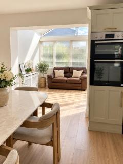 The Cosy Corner - Spacious 3-Bed Home with Parking - 5