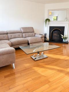 The Cosy Corner - Spacious 3-Bed Home with Parking - 8