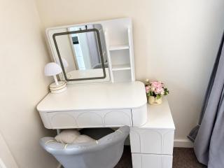 Stylish 4BR Easy CBD Access Walk to Train & Shops - 1