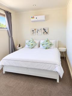Stylish 4BR Easy CBD Access Walk to Train & Shops - 4