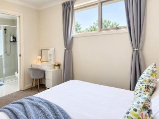 Stylish 4BR Easy CBD Access Walk to Train & Shops - 3