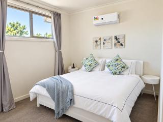 Stylish 4BR Easy CBD Access Walk to Train & Shops - 5