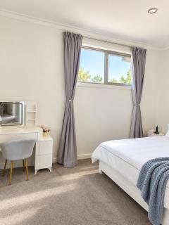 Stylish 4BR Easy CBD Access Walk to Train & Shops - 2