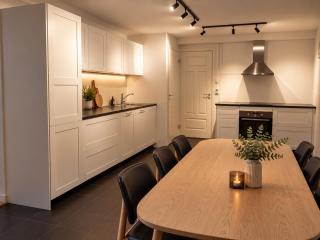 Modern 3-Bedroom Apartment in Tromsø - near Cable Car and Cathedral - 0