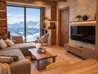 Designer Family Chalet I 5 min walk to Ski Lifts & 1 min to Shops I Mountain View - 0