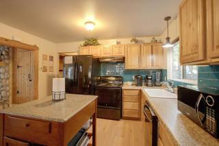 7 Mi to Heavenly Ski Resort: Cozy Tahoe Cabin - 2