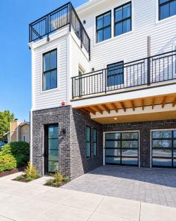 Spacious 2BR - New Luxury Townhouse Stay - 3