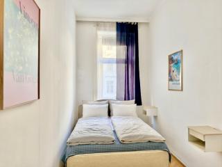 Central 5-Bedroom Old School Apartment - 7