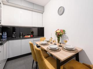 Central Apartment with Terrace - 3