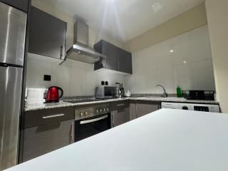 Airport City 1BR - Pool & Gym at The Gallery - 6