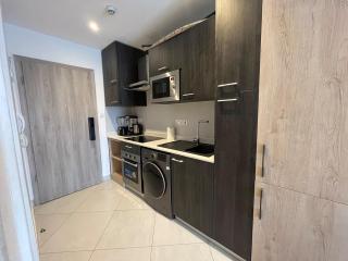 Airport City Studio - Pool & Gym at Loxwood - 0