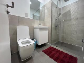 Airport City Studio - Pool & Gym at Loxwood - 6