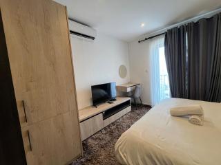 Airport City Studio - Pool & Gym at Loxwood - 4
