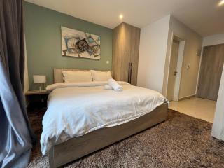 Airport City Studio - Pool & Gym at Loxwood - 3