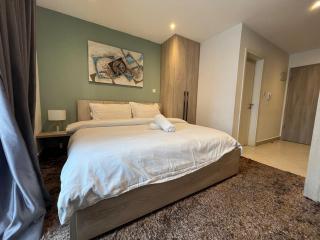 Airport City Studio - Pool & Gym at Loxwood - 2