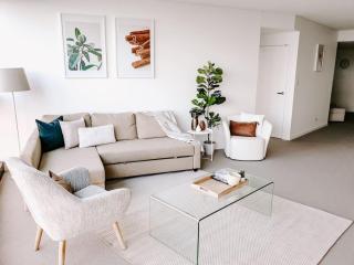 Highend Skytower CBD - 2BR 2BA with Expansive River Views - 9