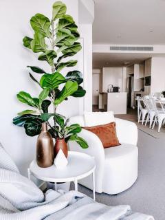 Highend Skytower CBD - 2BR 2BA with Expansive River Views - 4