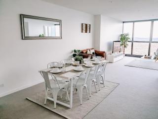 Highend Skytower CBD - 2BR 2BA with Expansive River Views - 1