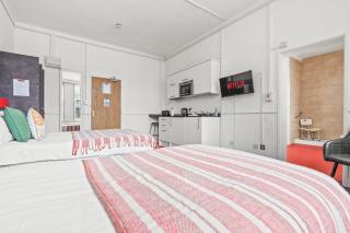 Compact Studio Single, Kitchen, WiFi, Parking in Dudley - 6