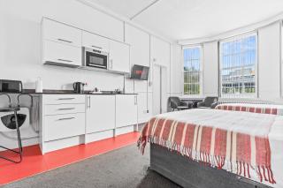 Compact Studio Single, Kitchen, WiFi, Parking in Dudley - 4