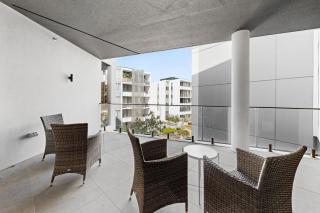 Coastal 2-Bed Apartment with Rooftop Pool - 7
