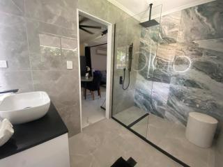 Private guesthouse with pool Tropical oasis - 7