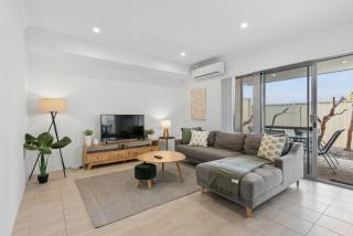 Fresh & Stylish Beeliar Escape | Near Coogee Beach - 0