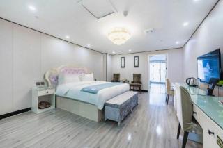 Aksu Pudong Holiday Hotel - 1