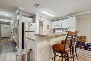 Cozy coastal condo with shared pool beach access and Wifi - Destin - 2