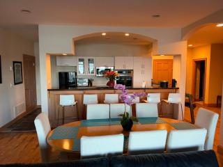Lake Sammamish Lakefront 2BR with Hot Tub and Peloton - 4