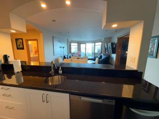 Lake Sammamish Lakefront 2BR with Hot Tub and Peloton - 8