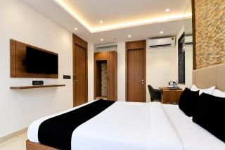 Super Townhouse Oak DLF Newtown Bus Terminal - 2
