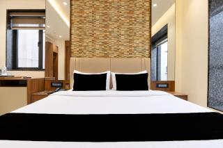 Super Townhouse Oak DLF Newtown Bus Terminal - 4