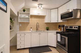 Modern Cozy Suite - Central NW Calgary - 8