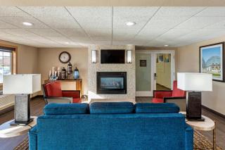 Comfort Inn & Suites Jackson - West Bend - 7