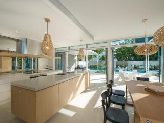 The White Oasis - 5 Bedroom Luxury Home in Town - 4