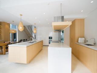 The White Oasis - 5 Bedroom Luxury Home in Town - 8