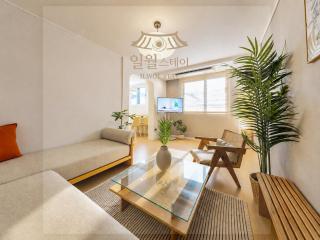 Jongno Hyehwa Station ,DDP 4 min, Myeongdong 8 min , Gyeongbokgung Palace, Free parking, Free luggage storage - 0