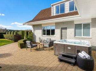 Walnut Lane Estate | Pool, Spa & Lake Views - 8