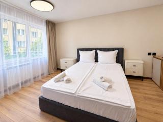 Modern 1-Bedroom Apartment with Large Terrace - 4