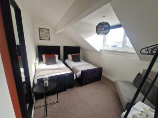 Charming Large House in Leeds - 1
