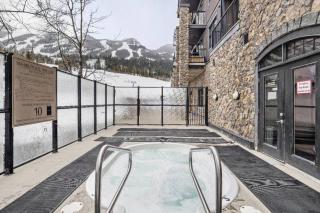 Alpine Studio Hideaway Ski-In Ski-Out and Hot Tub - 2