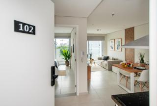 Chic Urban Flat walk to Malls with Pool and Gym - 2