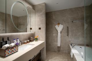 Yuexiu Hotel Guangzhou, Curio Collection by Hilton - 2