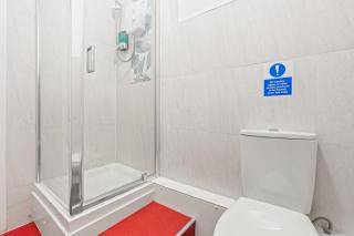 Cosy & Convenient Stay in Dudley With Parking - 4